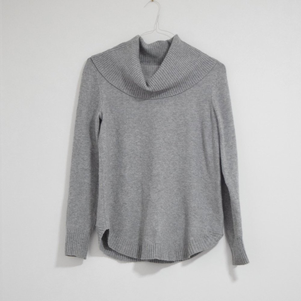 TAHARI Grey Fine Knit Turtleneck Sweater | Size S